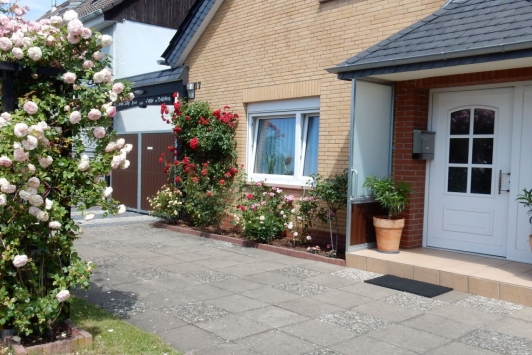 Ferienwohnung OG zum Rosengarten Tatje